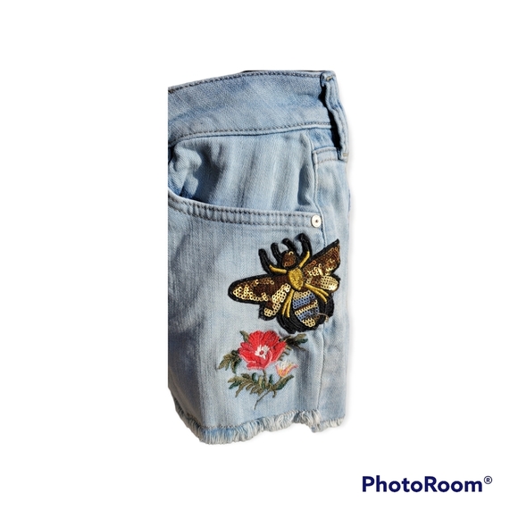 Arizona Jean Co Shortie Distressed Embroidered Floral Cut-off Shorts Size 3. - Picture 4 of 5